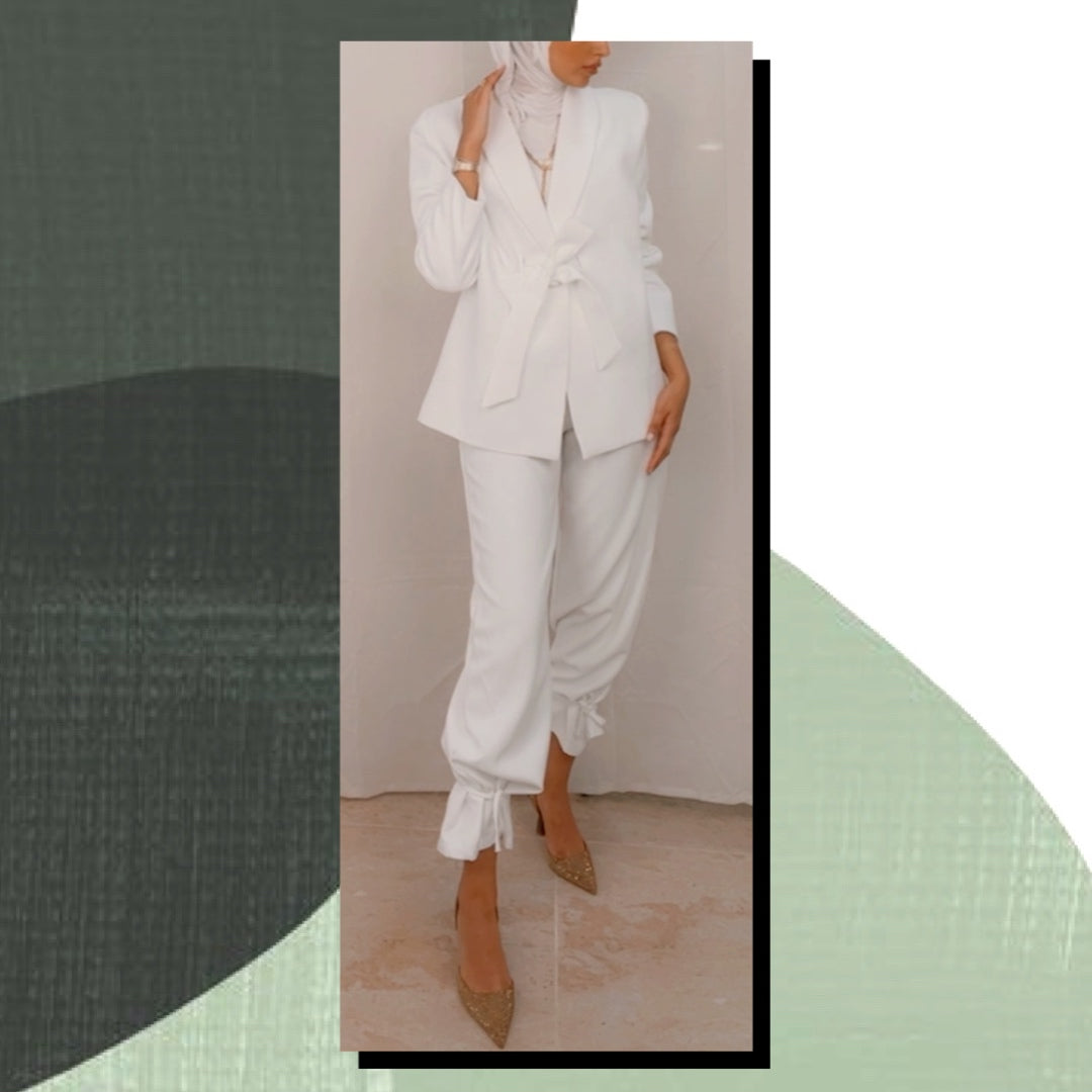 White waisted blazer and pant ( قطعتين بليزر و بنطلون )