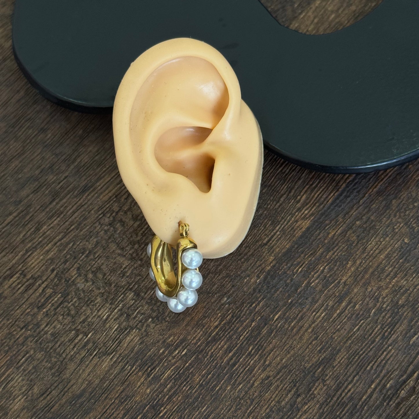 Pearl Hug Earring