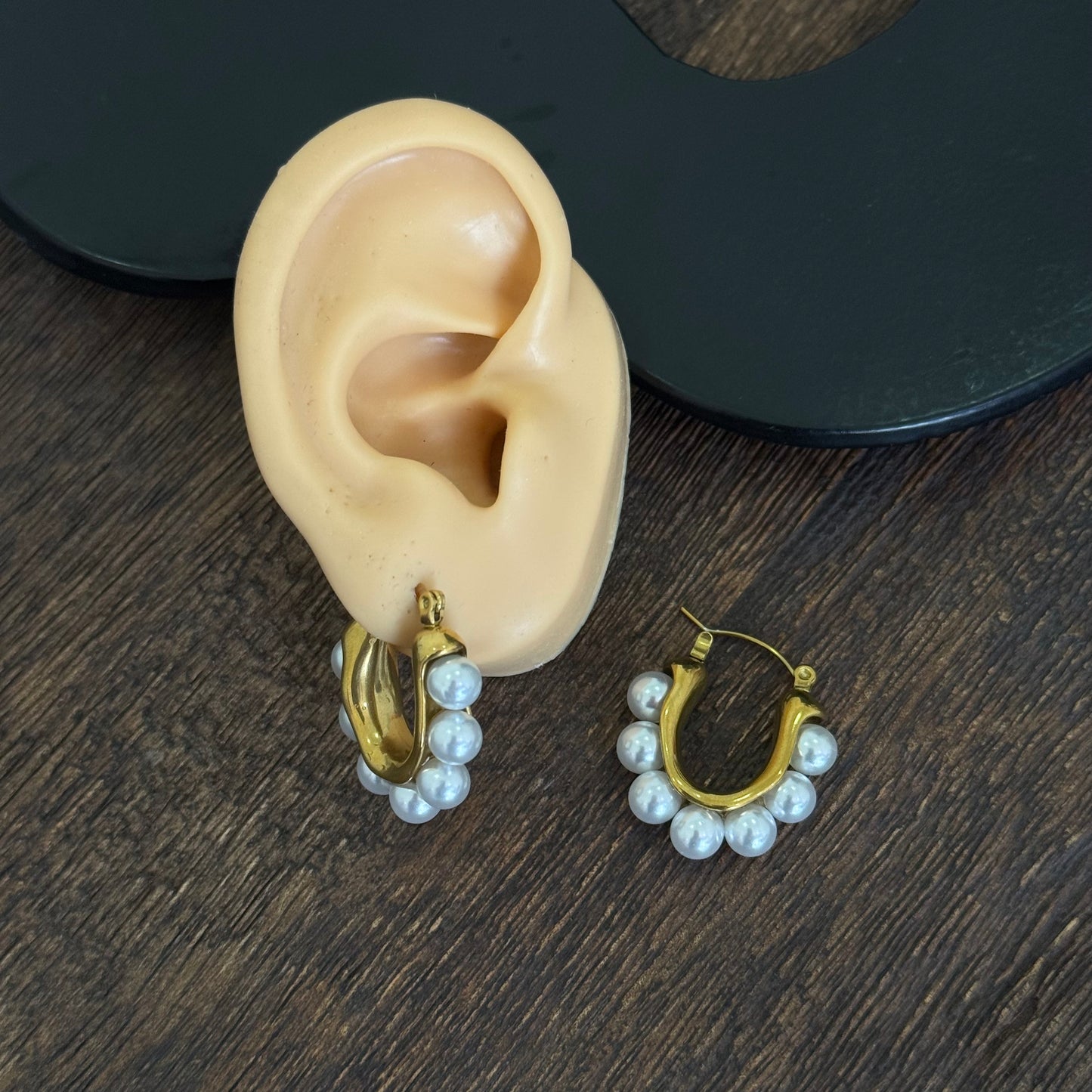 Pearl Hug Earring